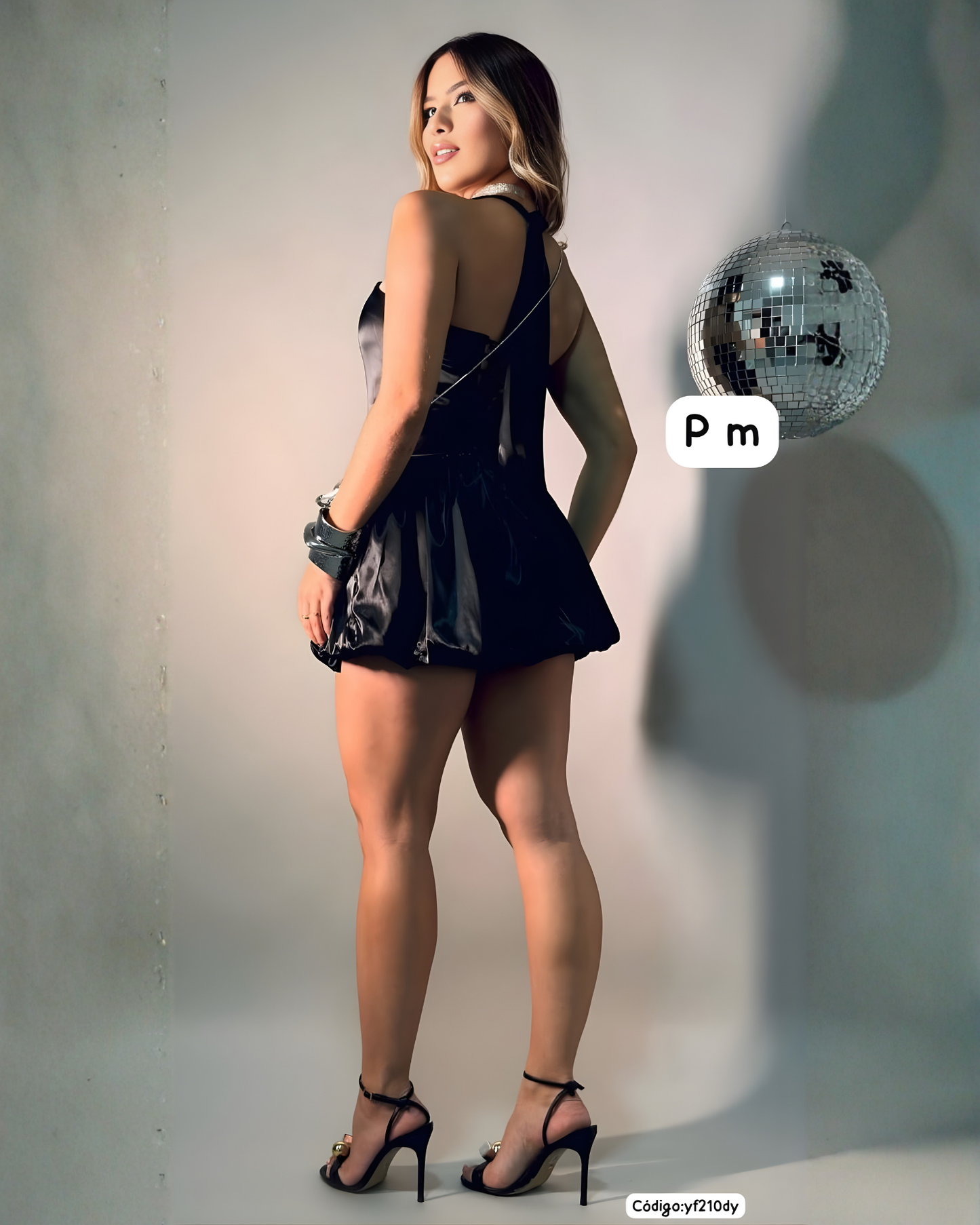 Vestido Satin Glow Halter: espalda corset y falda globo irresistible