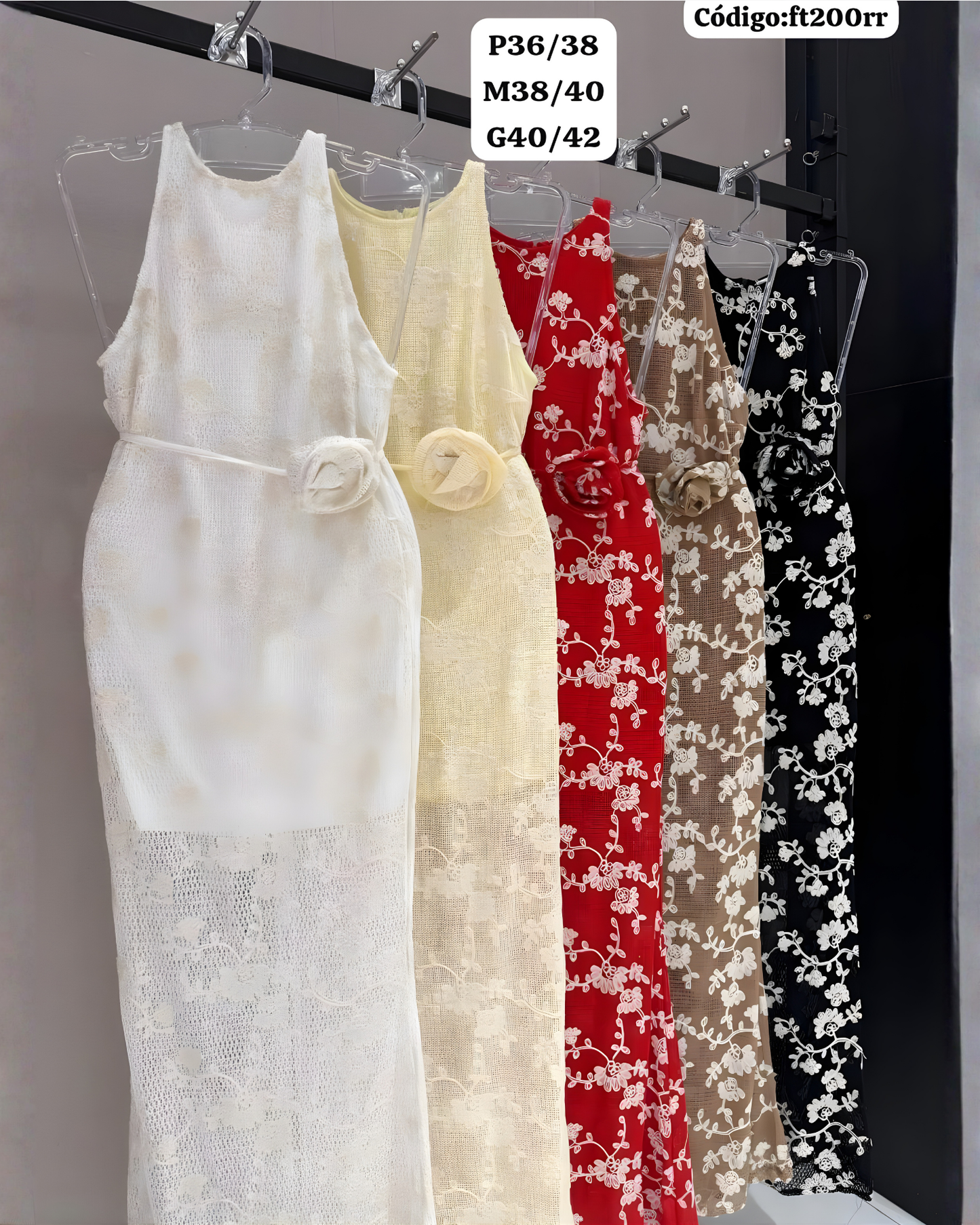 Vestido Largo Halter con Encaje Floral y Flor en Cintura — Elegancia que Enamora