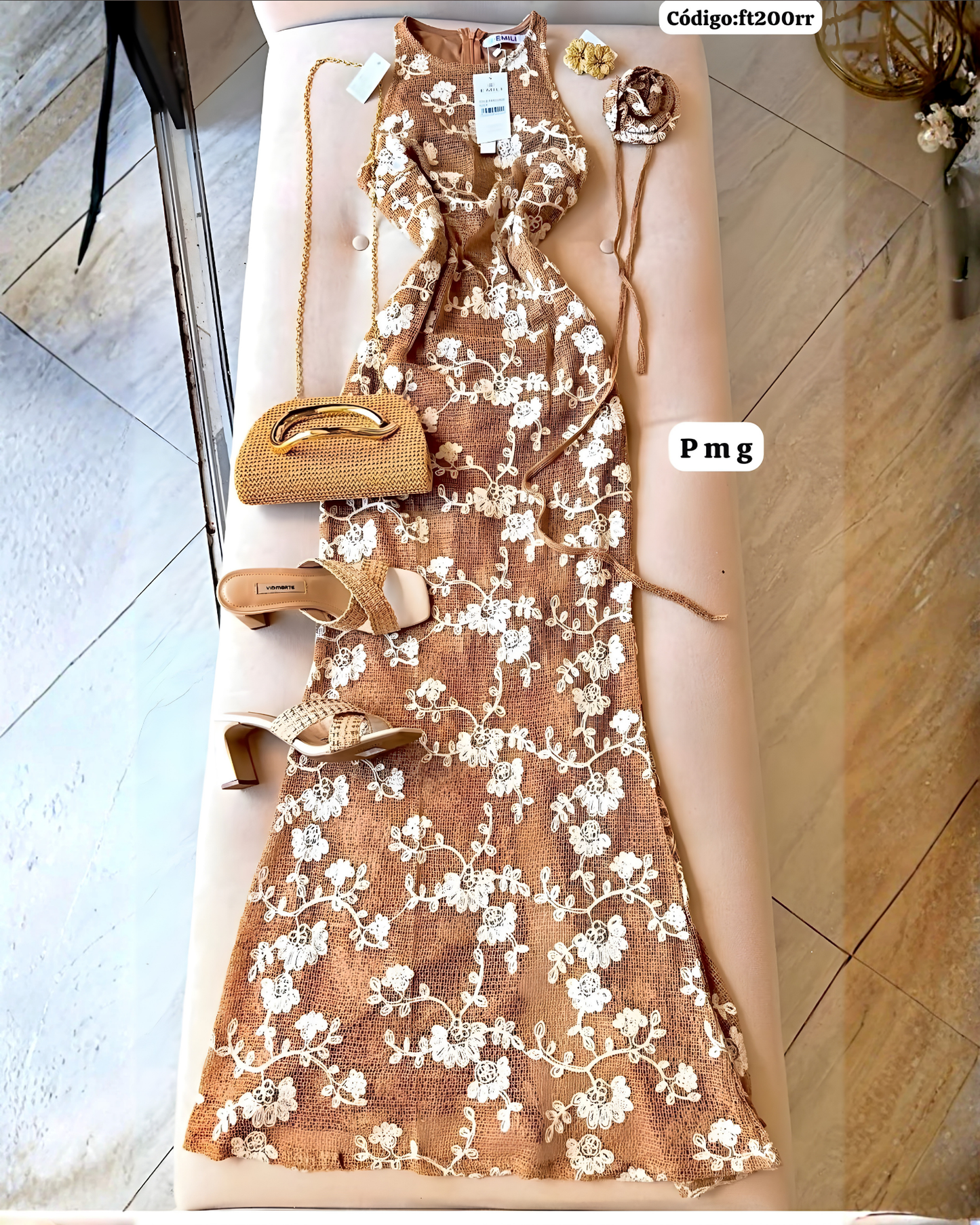 Vestido Largo Halter con Encaje Floral y Flor en Cintura — Elegancia que Enamora