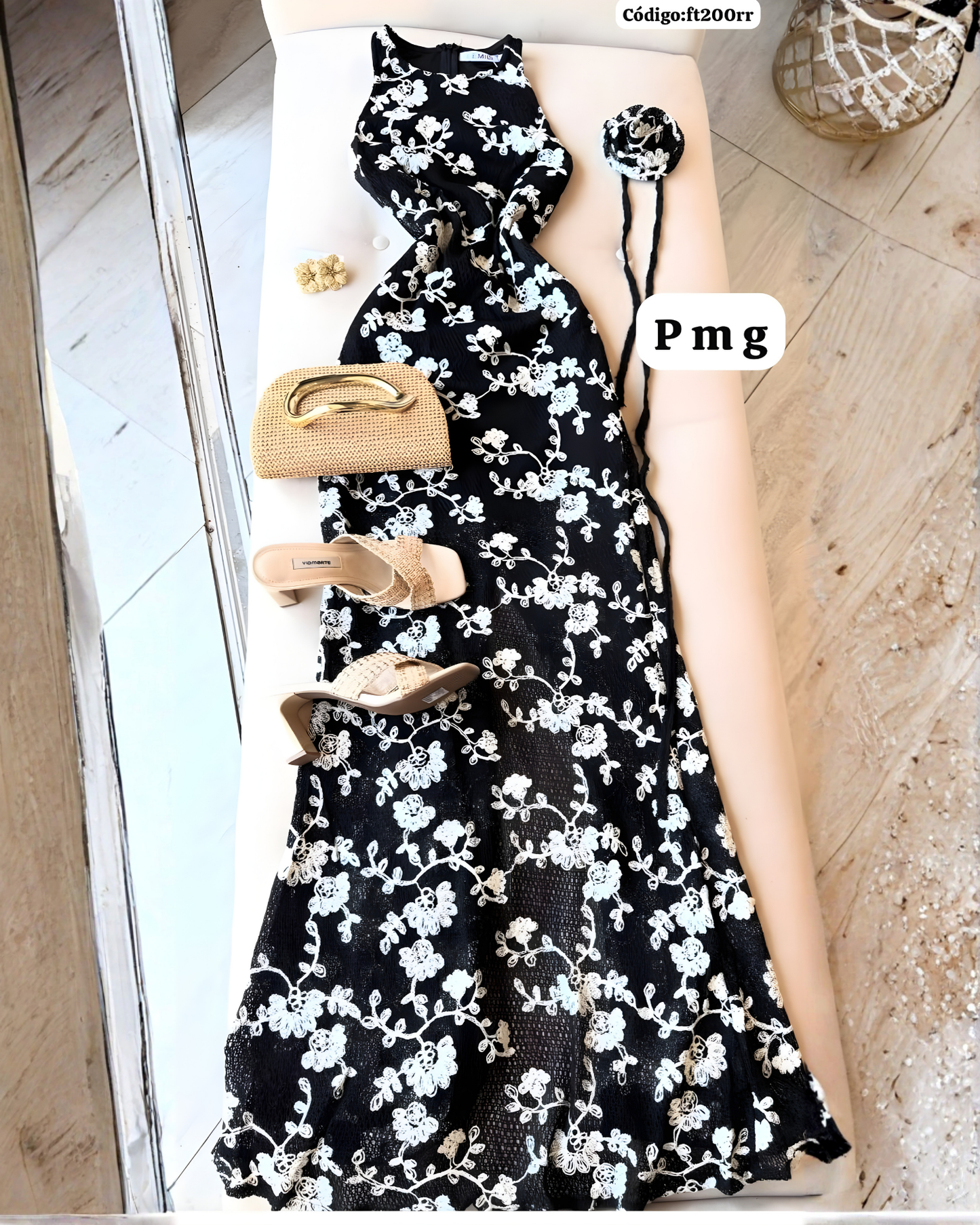 Vestido Largo Halter con Encaje Floral y Flor en Cintura — Elegancia que Enamora