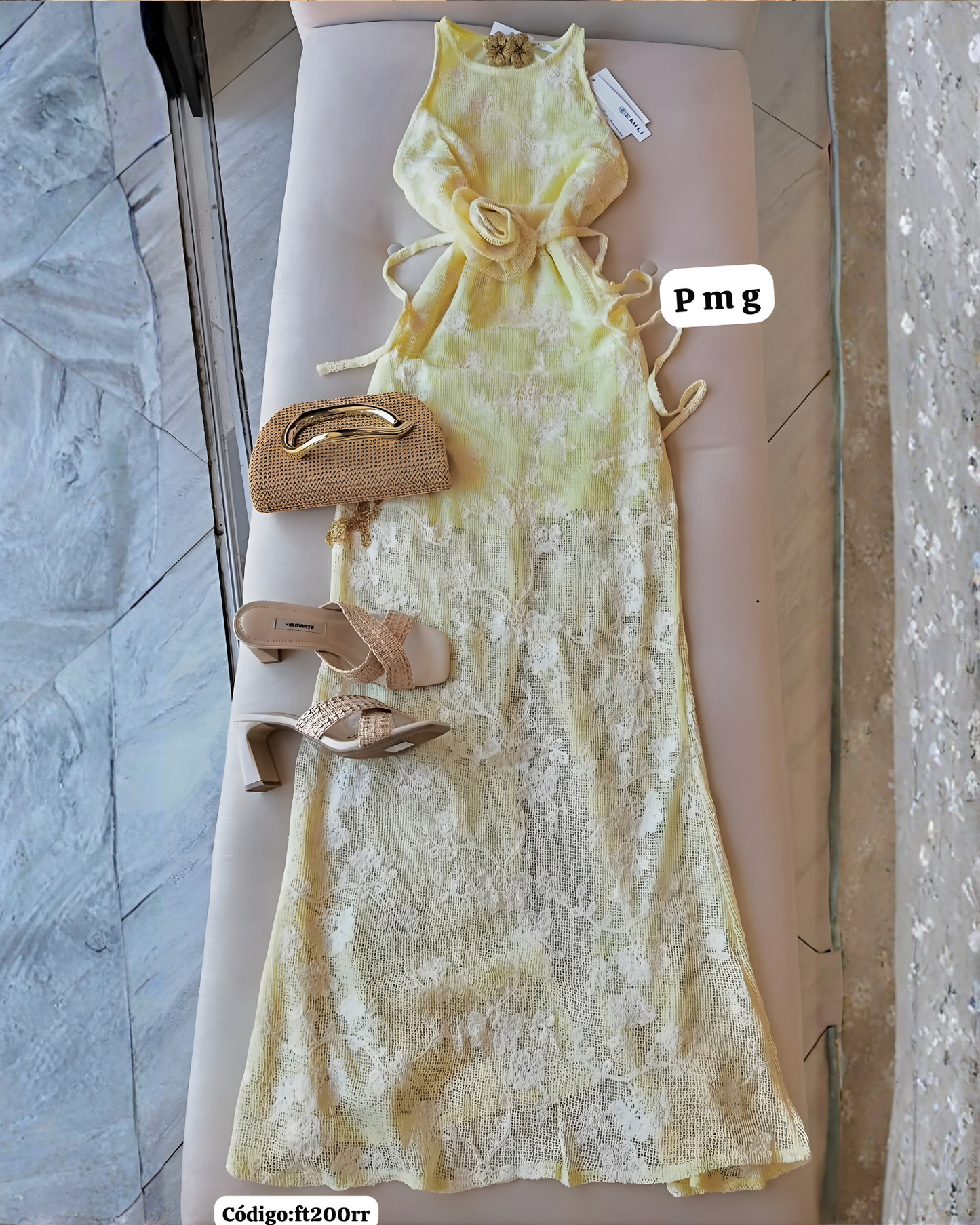 Vestido Largo Halter con Encaje Floral y Flor en Cintura — Elegancia que Enamora